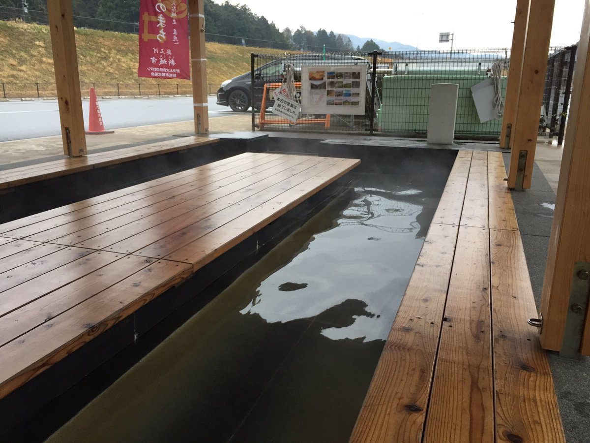 3kawa 休日どこ行く 道の駅 もっくる新城 足湯気持ちいいです ここにきて雨上がったけど もう夜やな