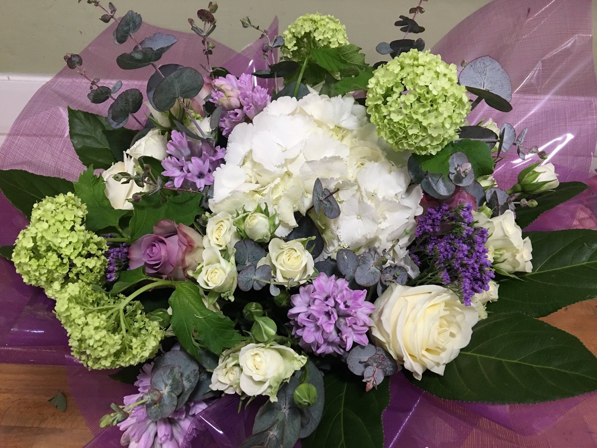 AnneWhysall's tweet photo. Favourite bouquet of the day and it's only 09:55 #hardtobeat #gonnatry #flowers #passionformyjob https://t.co/3KkZmtdzOK