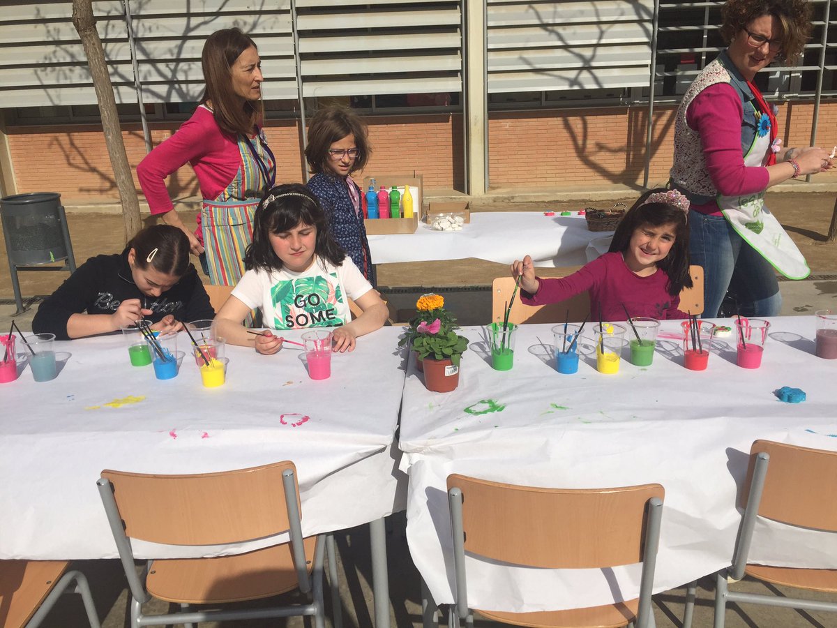 AMPAMartaMata_V's tweet photo. #Pintacares a càrrec d'@Estelscolors i #tallers pels més menuts. #FestaPrimavera #ProjecteEscola #Solidaritzat https://t.co/8DxrjXCoNz