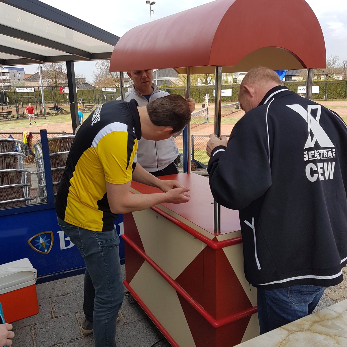 TennisTotaalOpe's tweet photo. Het finale weekend is begonnen. Kom gezellig langs voor mooie wedstrijden en broodje hamburger voor lunch! #flextraopen #hoogeveen #tennis https://t.co/xABNAzNBmV