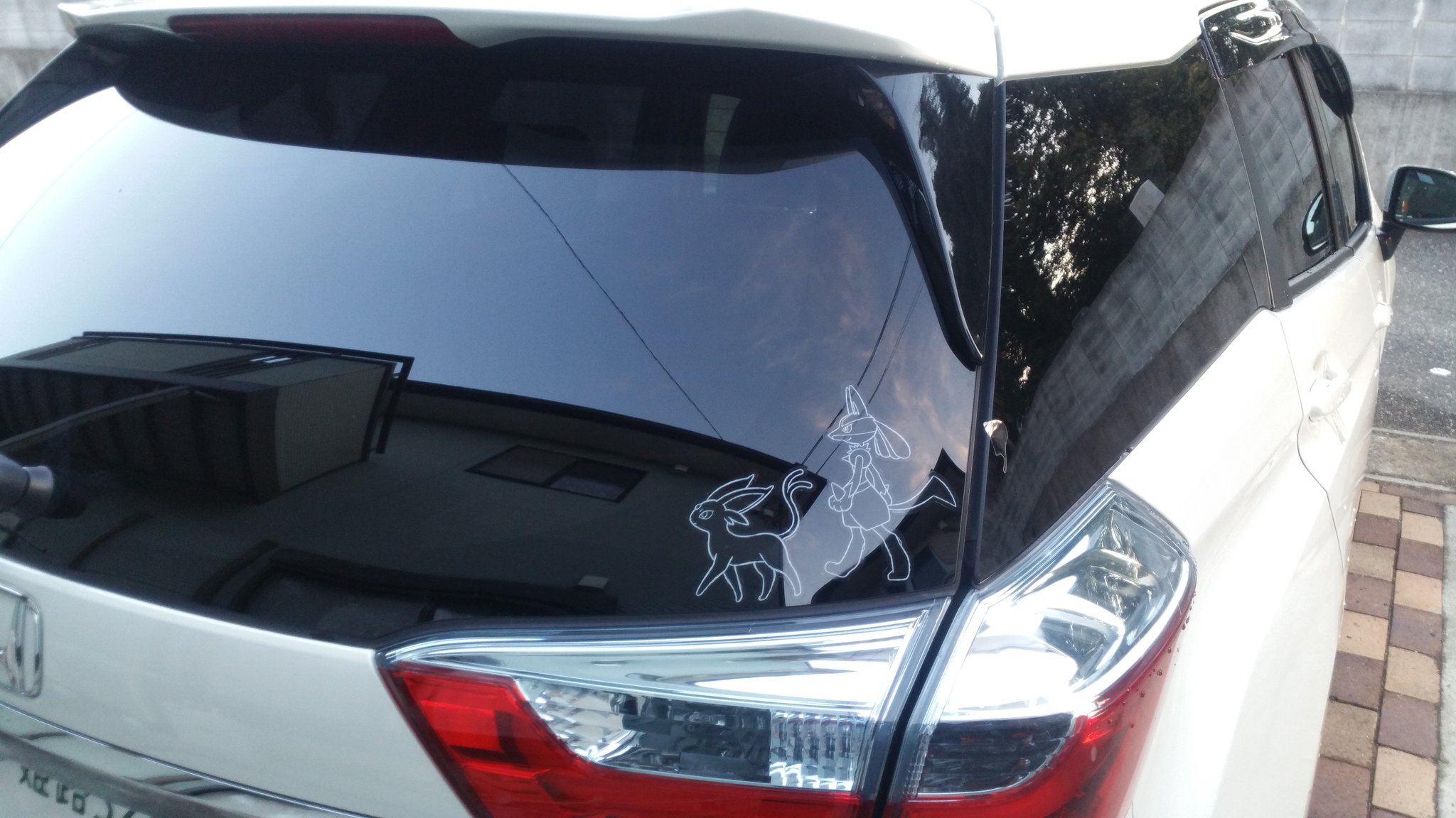 げいじ マジシャンとして活動中 ポケセンにいい感じのステッカーが売ってたので 購入して愛車に貼ってみた 車用として売ってたわけじゃないので すぐ剥がれないことを祈るしかないw ついでに ポケモン友達募集中 ポケモン ポケモン