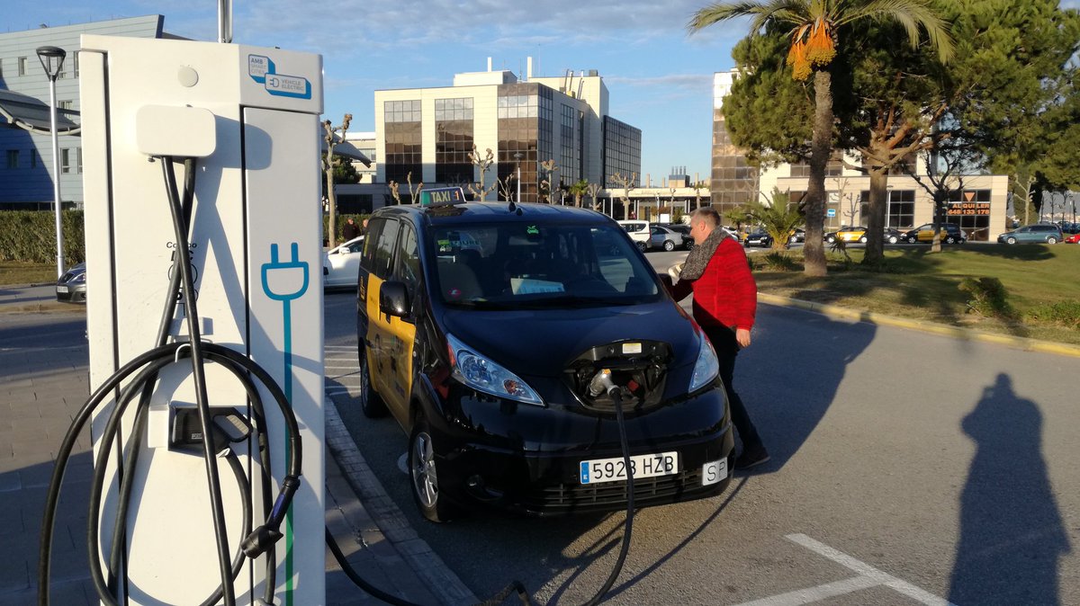 Arturopdelucia's tweet photo. Si te has de mover en #taxi, por qué no hacerlo y gozar en #taxieléctrico? Ya los hay en varias ciudades https://t.co/twFIKVbFm6 🚖🔌👏 https://t.co/WpgIOEDFR6