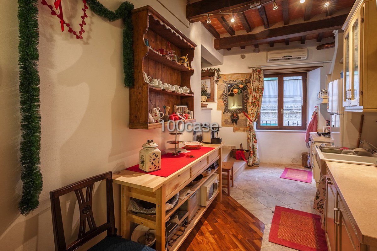 100_case's tweet image. #vacanze @intoscana #abbadiasansalvatore #terra-tetto nel centro storico #CaseinAffitto