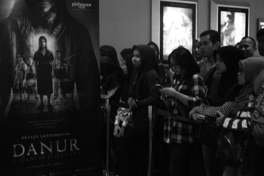 DANURMovie's tweet photo. Antusias menunggu Peter CS gentayangan sore ini di XXI Tangerang City #DanurGentayangan https://t.co/VWEPUtzV2e