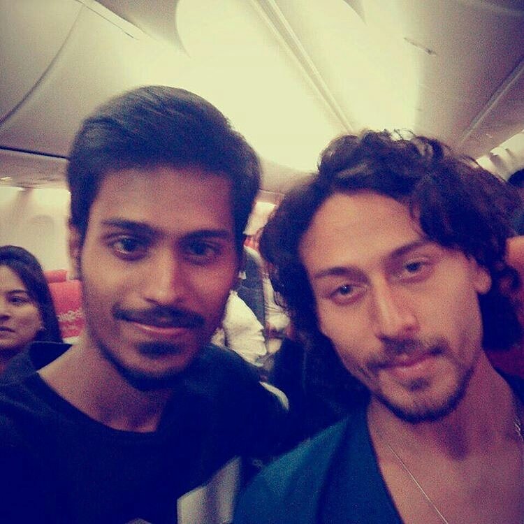 TigershroffLR's tweet photo. #Repost @allwynjohnson - When u sit behind #tigershroff Ek selfi tho banthi hai :) #travel #spicejet #cohin to #mumbai https://t.co/GRIcl8XZqo