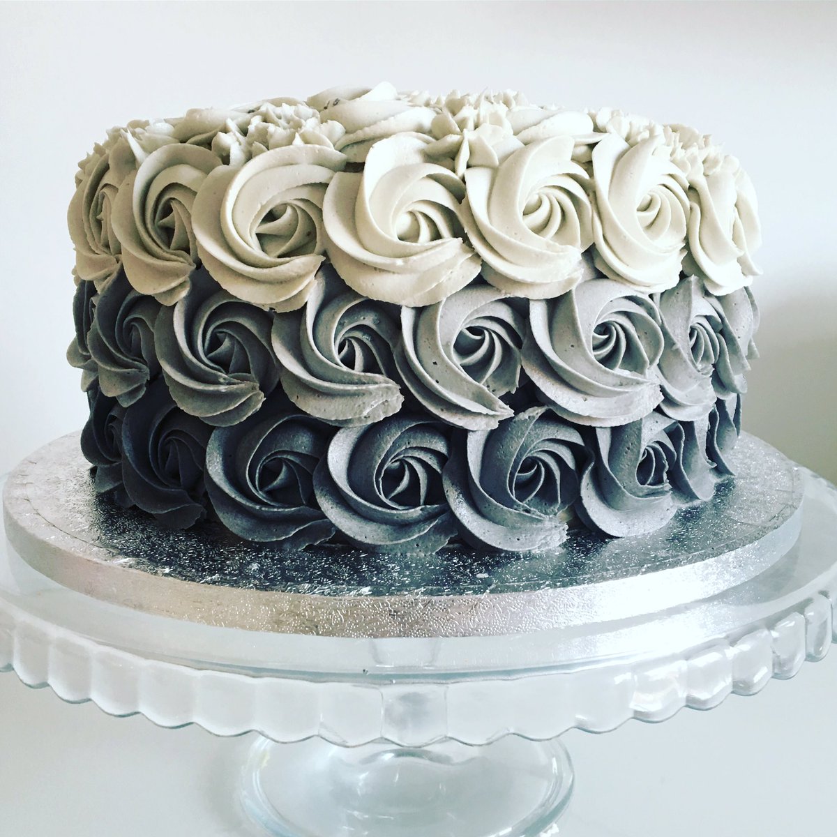 CakeByDominique's tweet photo. Grey ombré cake and matching cupcakes https://t.co/ARPvJwQLkN