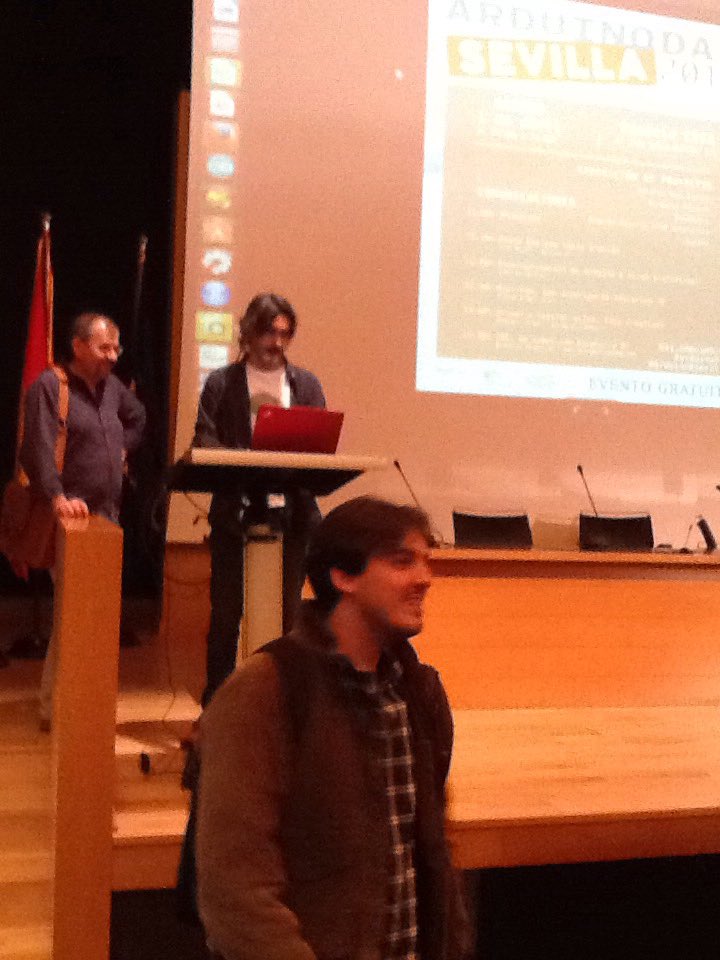 KiwiBot_es's tweet image. @jo_pujol se prepara para contarnos cómo organizarte en tus inicios con arruino #arduinod17 #arduinodsevilla