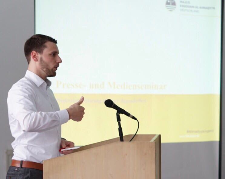 AhmadiyyaJugend's tweet photo. Das heutige Seminar startet mit dem Vortrag zum Thema "Networking &amp; Kontaktplege in der Politik" durch einen Wahlkreis-Büroleiter eines MdB. https://t.co/2GosebjaUC