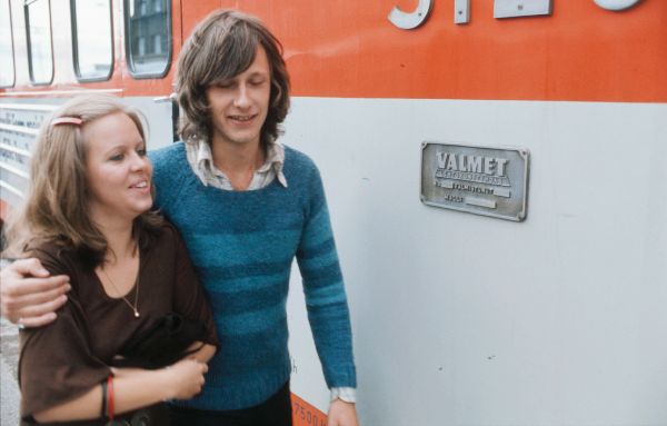 FinnaBot's tweet photo. Matkustajia rautatieaseman laiturilla Valmetin m... 1970. Tampereen museot (Siiri), Museokeskus Vapriikki https://t.co/5ySqTPRu9P #junaveto https://t.co/WG6PMlbYr3