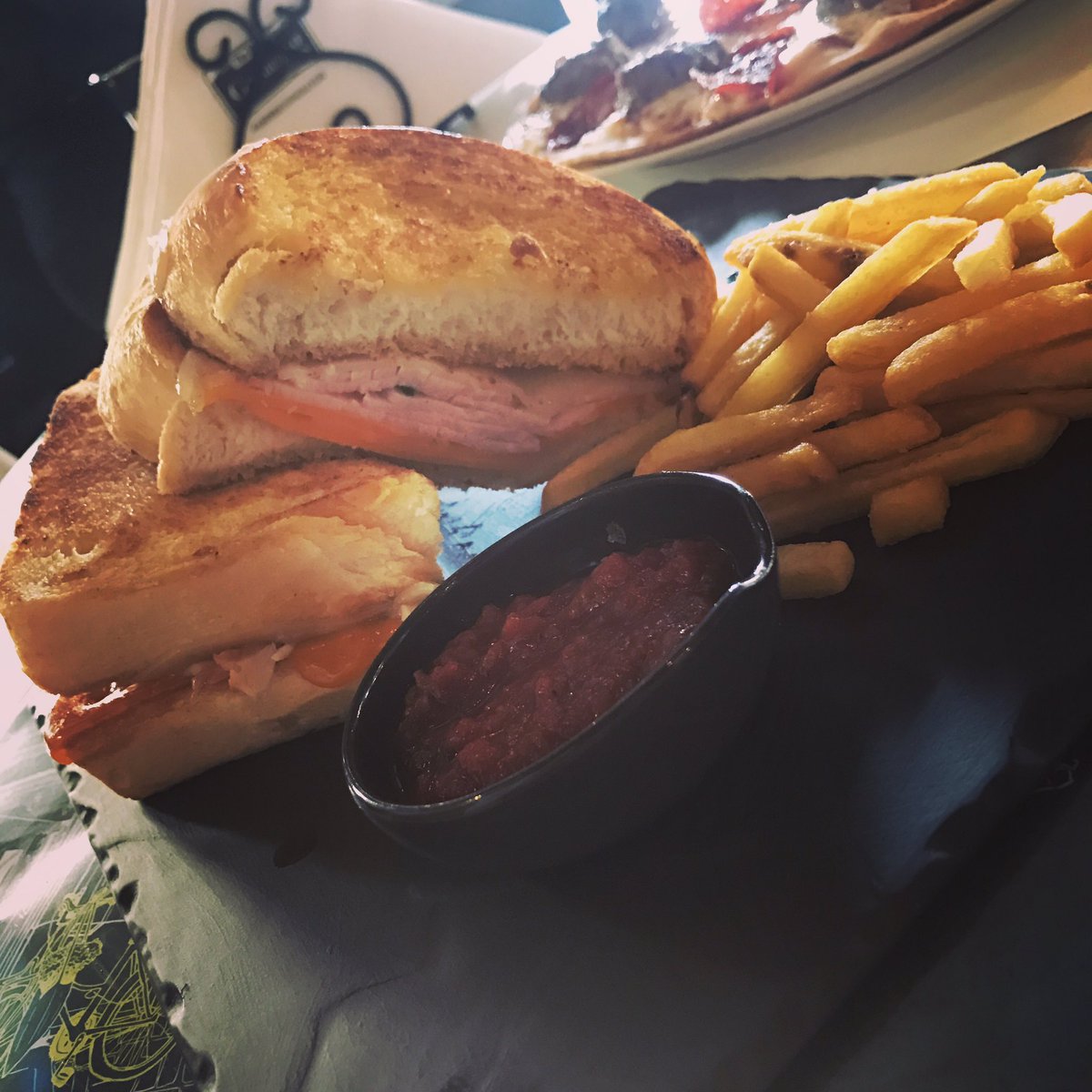 mtalrasheed's tweet photo. مطعم #thegatheringbistro في #العاصمة مقابل سوق الصالحية ... اذا ما جربتوه .. لااااازم تجربونه ... #البيتزا روعة .. #سندويش التركي بالجبن ترف https://t.co/jP9KunOtpf