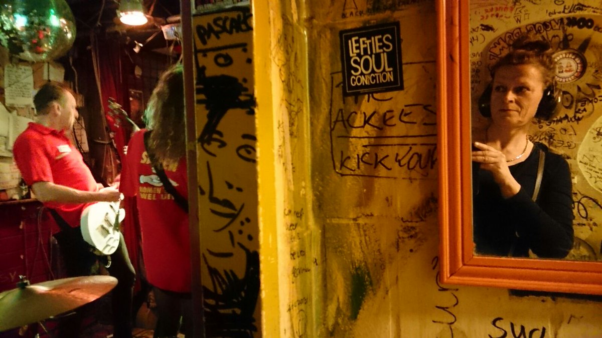 hollandelektro's tweet image. Selfportrait of #hollandelektro guitartech Jolanda @Swaf @Hoorn during HE gig #rock #stopgo #guitartech #gibsonguitars #hagstrom