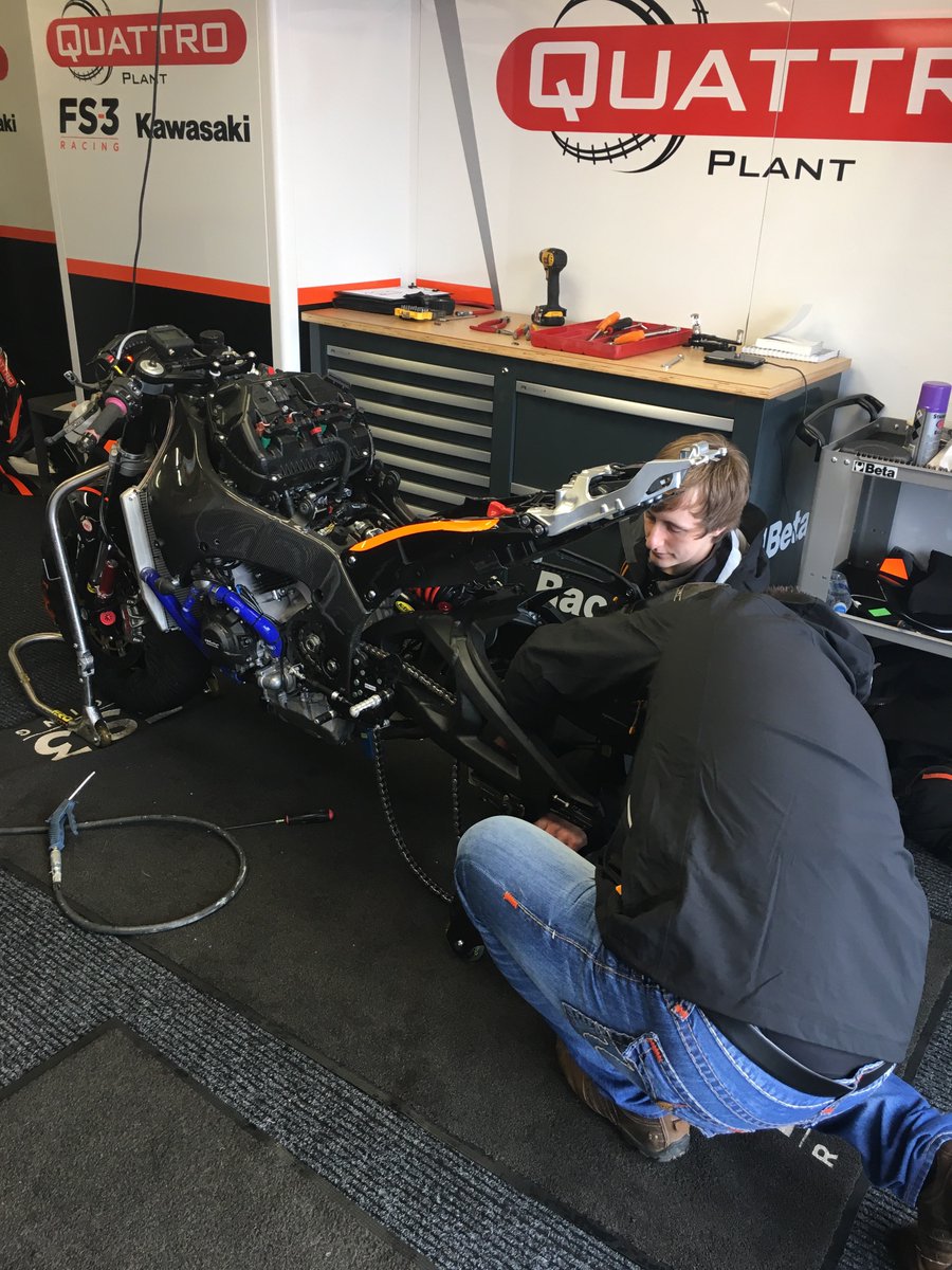 AjnKawasaki's tweet photo. Meanwhile the boys are working double time to get @JamesRispoli bike ready for round 1 of #superstock1000 at 1pm https://t.co/XiiKjPJ2AS