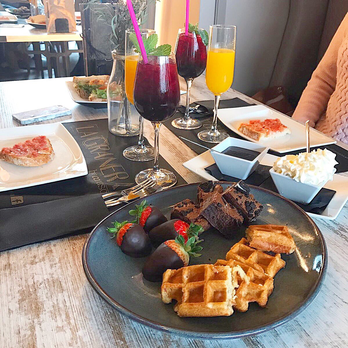 BlogandCoffee1's tweet photo. 🍹🍳🍰Delicioso #Brunch en @MasGranera 🌿💛La mejor manera de empezar el fin de semana ✌🏼#RecomendacionesBlogandcoffee #Coruna #Blogandcoffee https://t.co/ZqRqI6Cj1W