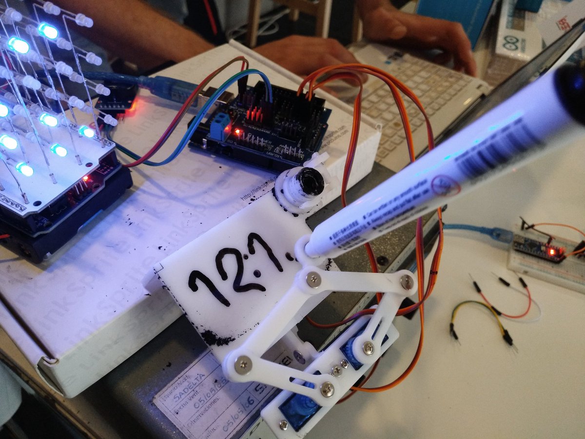 _Leantec's tweet image. Tienes hora? Deja que el #ClockPlot la pinte por ti! En #ArduinoD17 #ArduinoDSevilla