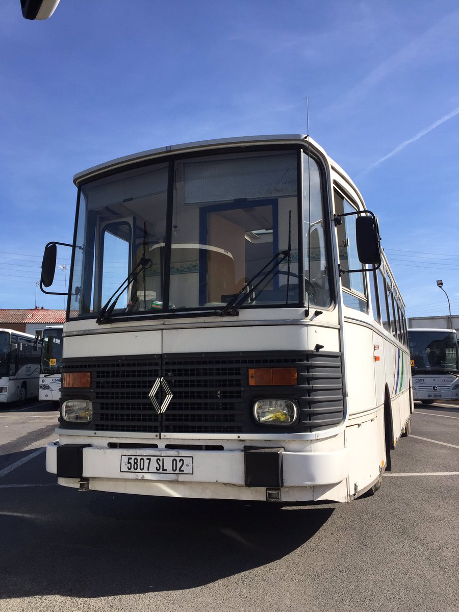 TransdevCA's tweet photo. Un autocar de 1986 revient à son ancien dépôt ! #CSQT #FouquetVoyages @transdev @GuillCaillet https://t.co/G6hwFdjygO