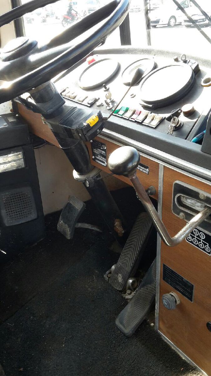 TransdevCA's tweet photo. Un autocar de 1986 revient à son ancien dépôt ! #CSQT #FouquetVoyages @transdev @GuillCaillet https://t.co/G6hwFdjygO
