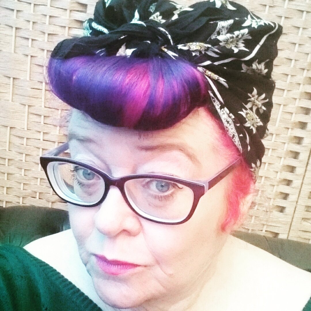 Gothichaven's tweet photo. Dun got new specs #specsavers #vintage #CatsEye #faboverfifty https://t.co/EoEhHCdCiX