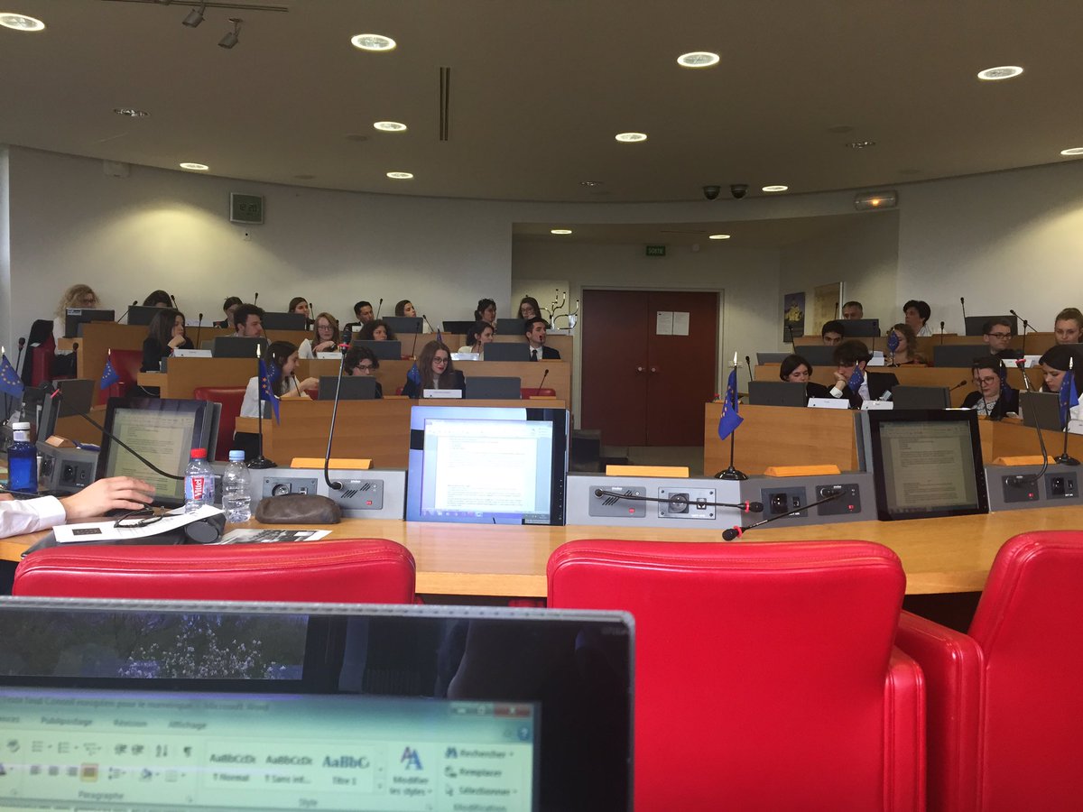 Salle20's tweet photo. Des étudiants sérieux et motivés qui font l'Europe en simulant un Conseil européen c'est @UnivNantes #CyberSimuPE ; on parle #EGovernment https://t.co/dDoB95hQvB