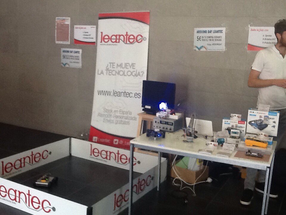 KiwiBot_es's tweet image. Los chicos de @_Leantec y sus cacharros... #ArduinoD17 #ArduinoDSevilla