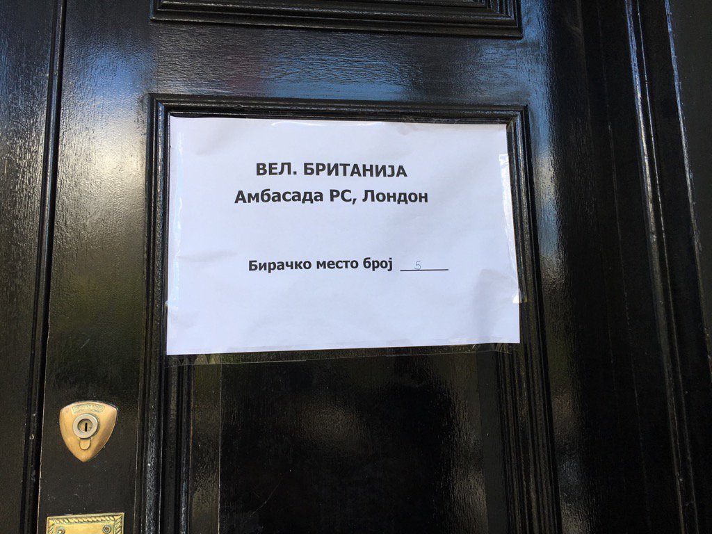 Posle dugo godina, opet red za glasanje u Londonu. Lepo za videti @dusanmasic <a href="/glasajmo/">Glasajmo</a> <a href="/MilicaDelevic/">Milica Delević</a> <a href="/dasha_i/">Danica Dasha Ilic</a>