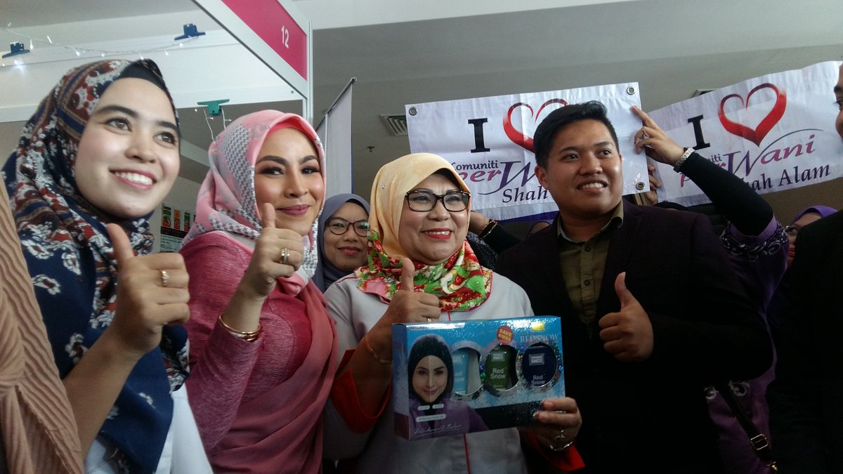 DSRKcomms's tweet photo. YB Menteri lawat gerai2 usahawan #fiestawanita di SACC S.Alam @KPWKM @JPWanita @NajibRazak #negaraku_kasihkita_kpwkm https://t.co/q4wry4LHpt