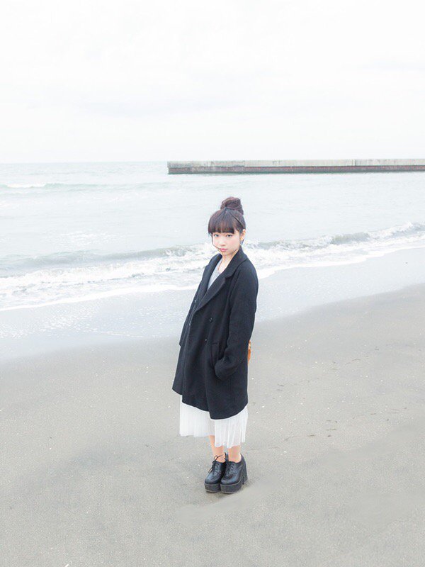 _logout_byebye's tweet photo. [浜辺で一人]の[おかしな所を探せ!]が分からない…。誰かやってみて！ #よくみると変な画像 https://t.co/lhmvzVRojr https://t.co/lhmvzVRojr https://t.co/bBG8lXtNEG