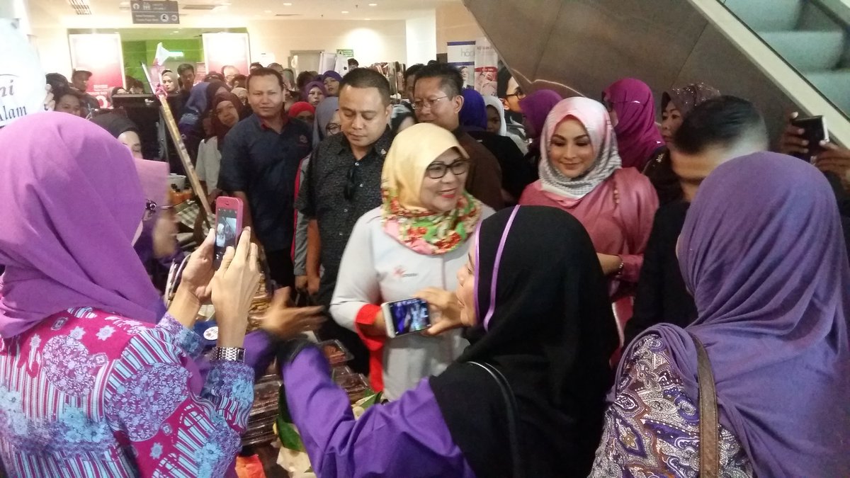 DSRKcomms's tweet photo. YB Menteri di SACC Shah Alam sempena #fiestawanita @KPWKM @JPWanita @NajibRazak #negaraku_kasihkita_kpwkm https://t.co/YTzjtCgP2G