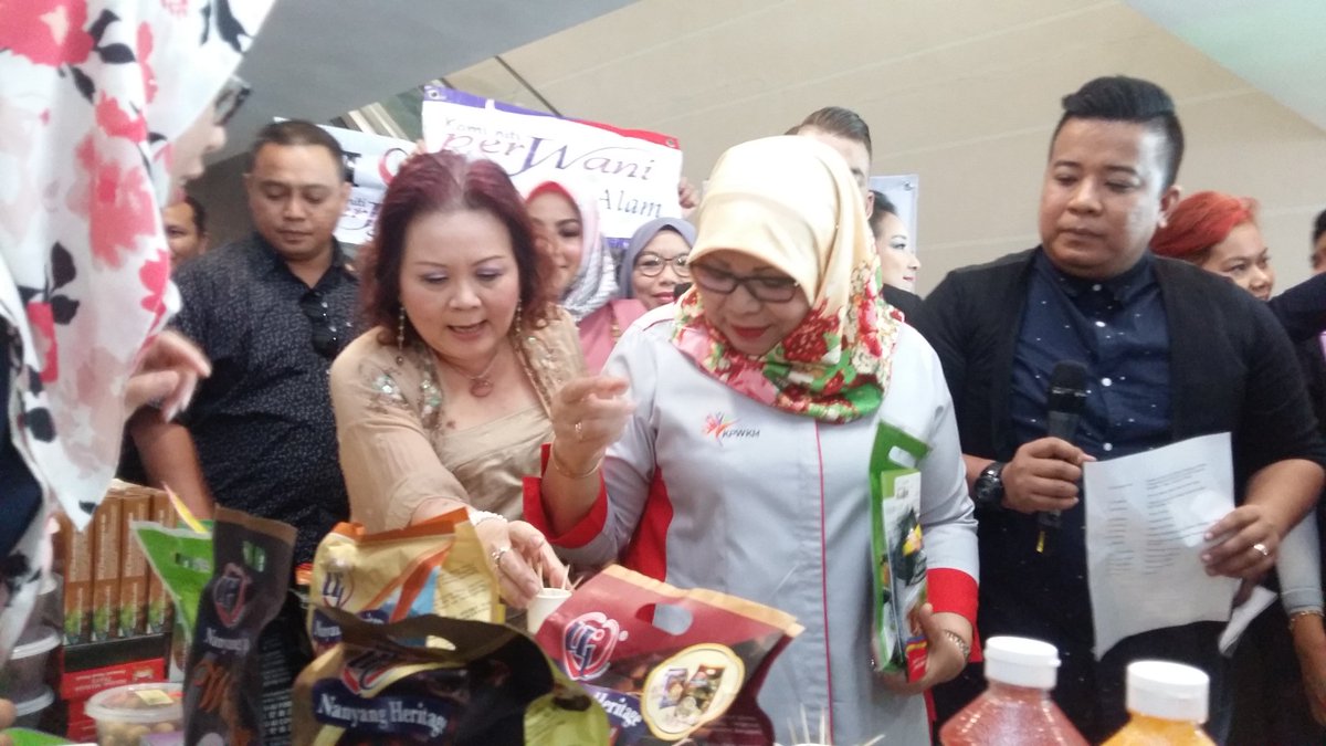 DSRKcomms's tweet photo. YB Menteri di SACC Shah Alam sempena #fiestawanita @KPWKM @JPWanita @NajibRazak #negaraku_kasihkita_kpwkm https://t.co/YTzjtCgP2G