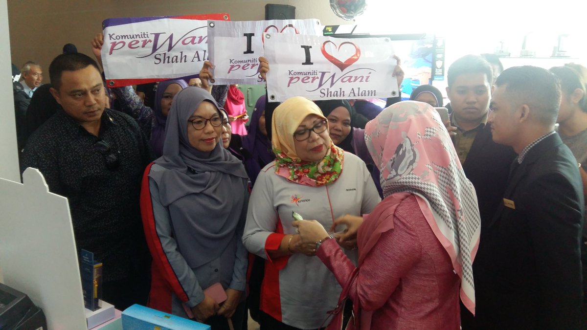 DSRKcomms's tweet photo. YB Menteri di SACC Shah Alam sempena #fiestawanita @KPWKM @JPWanita @NajibRazak #negaraku_kasihkita_kpwkm https://t.co/YTzjtCgP2G