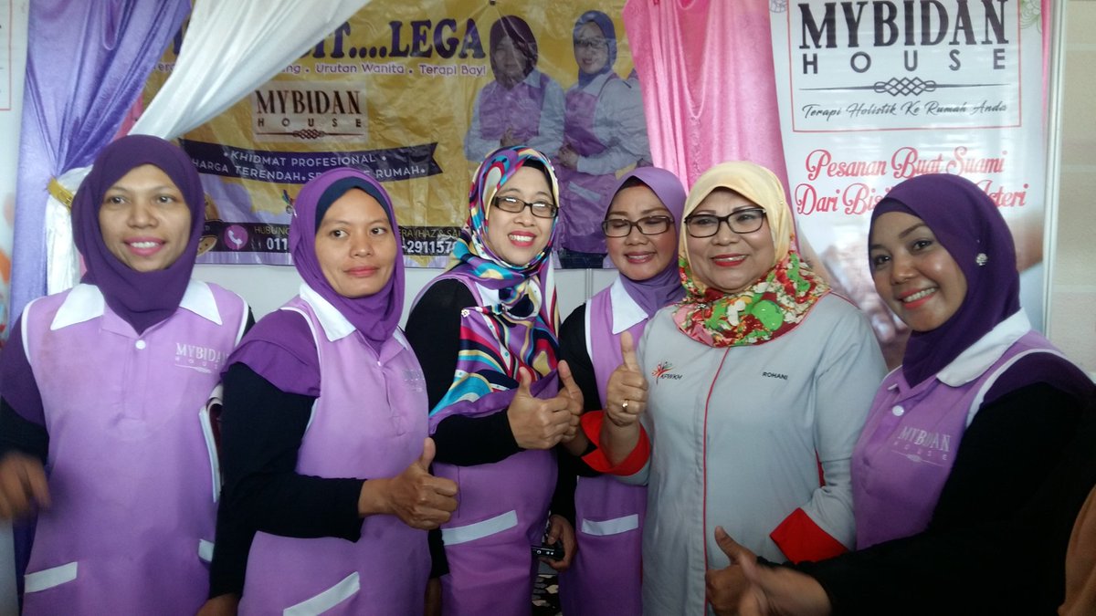 DSRKcomms's tweet photo. YB Menteri lawat gerai2 usahawan #fiestawanita di SACC S.Alam @KPWKM @JPWanita @NajibRazak #negaraku_kasihkita_kpwkm https://t.co/q4wry4LHpt