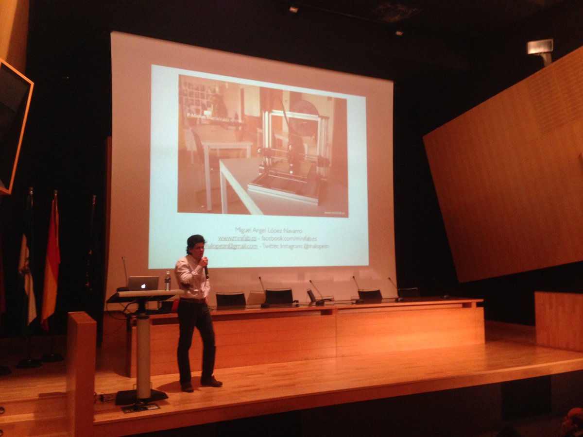 jo_pujol's tweet image. @malopezn contando la experiencia de la impresora p-minifab en el #Arduinodsevilla