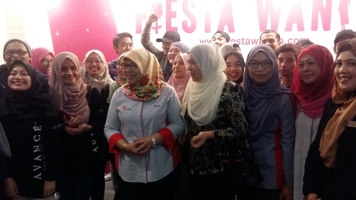 DSRKcomms's tweet photo. @PerwaniShahAlam meriahkan #fiestawanita di SACC S.Alam @KPWKM @JPWanita @NajibRazak #negaraku_kasihkita_kpwkm https://t.co/ltuDbGW9j0