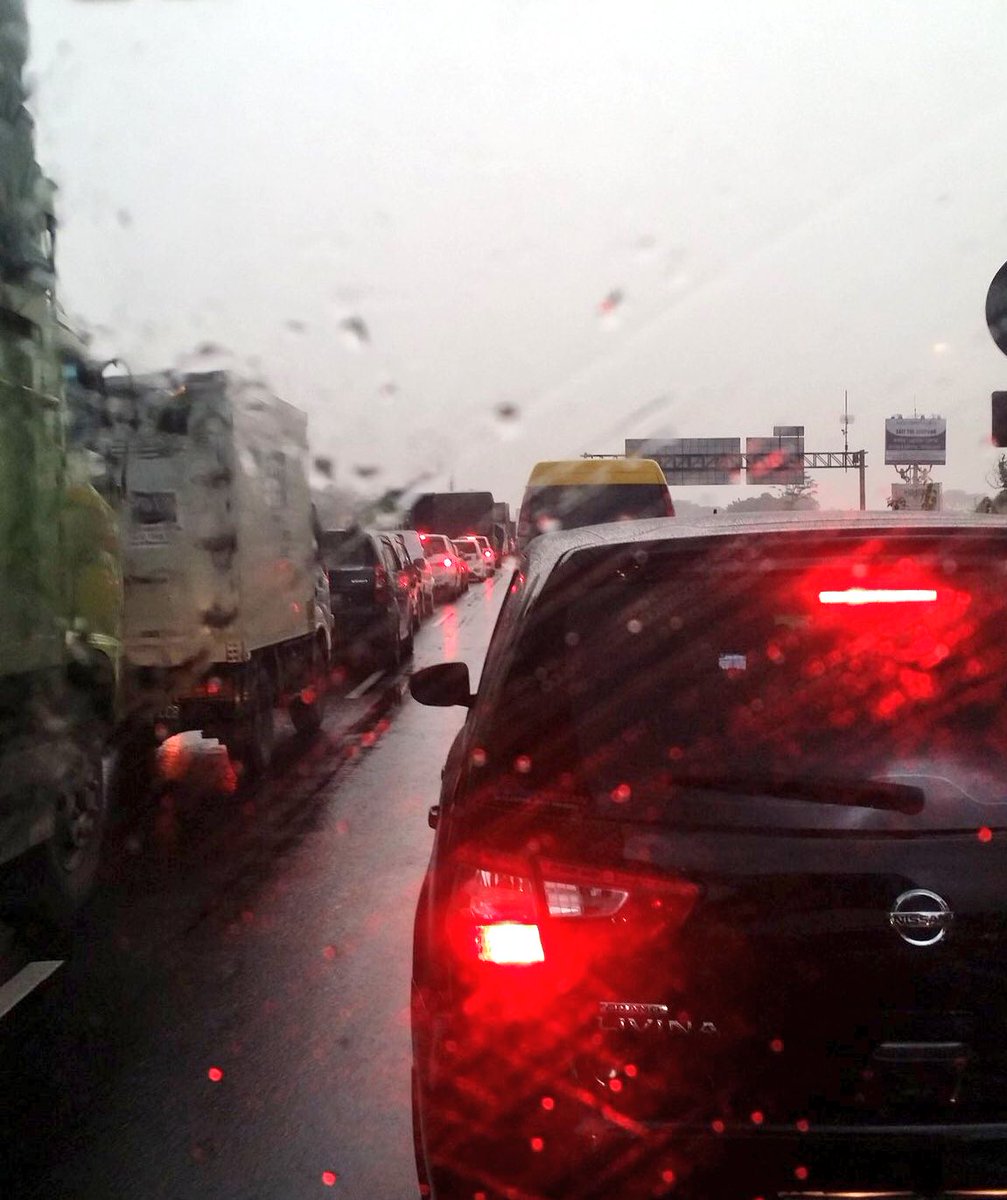 TMCPoldaMetro's tweet photo. 17:57 Imbas Proyek pelebaran jalan di Exit Tol Karawaci, lalin yg dari Tol Karang Tengah padat mulai dr KM 19. @dede_lukman84 https://t.co/802rR2fdUC