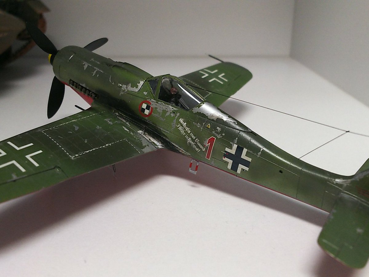 空探 Jv44はme262を中心とした部隊であり Fw190はme262の離着陸時の護衛任務に就いておりました 味方高角砲等の誤射を防ぐべく 赤に白の縞模様が入った派手な特徴的な塗装をしております