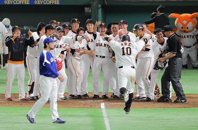 manabun671924's tweet photo. この写真長野さん審判に何やってるんだ（笑） https://t.co/WYUfhtH445