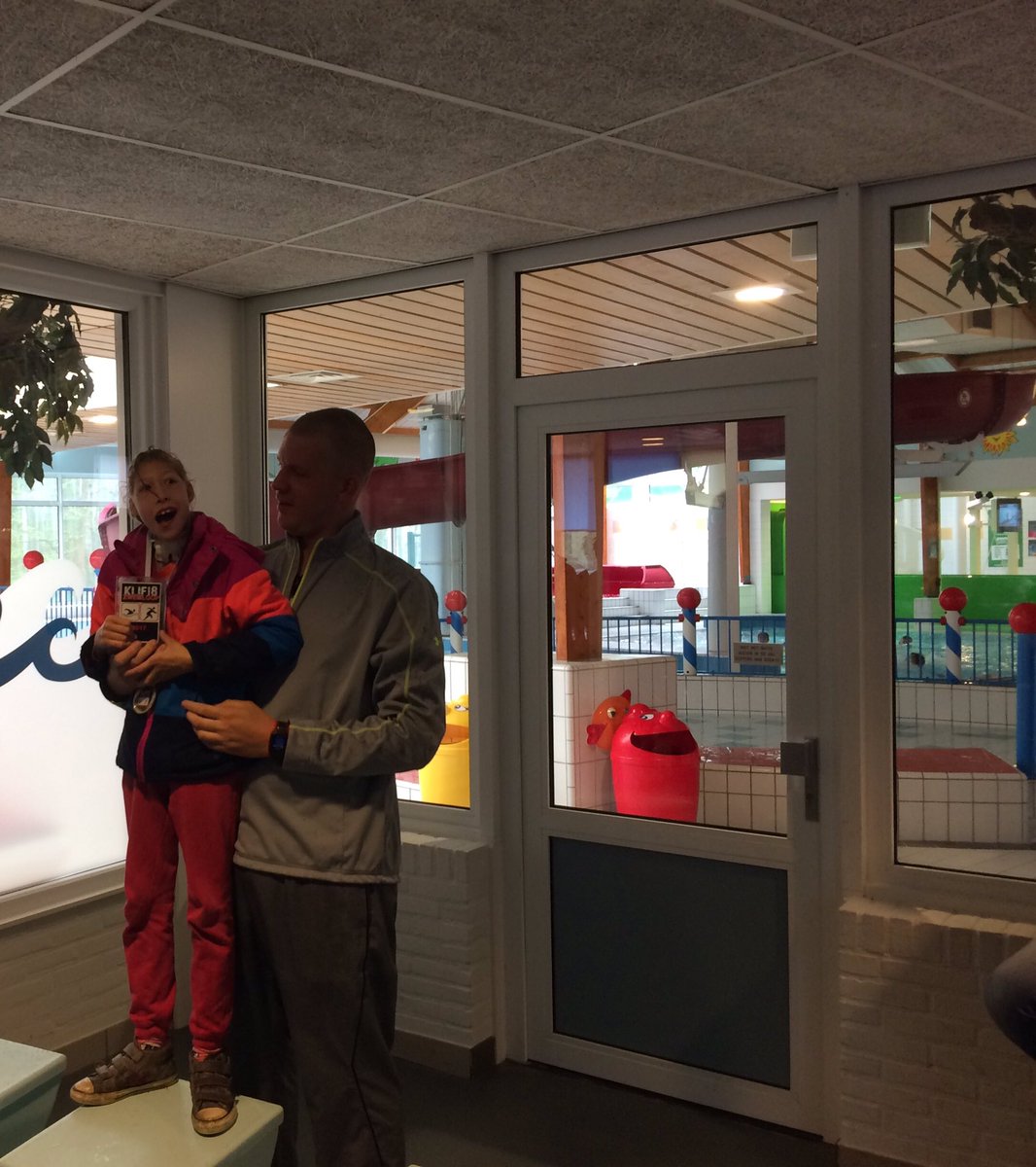 Zojuist prijsuitreiking 'Klif18 zwemloop' mogen doen. Speciale prijs voor Team Fleur.
Mooi sportevenement