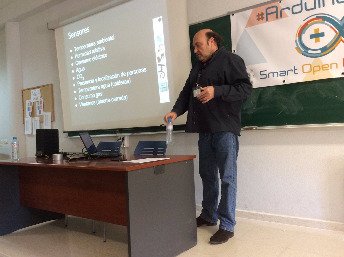 SmartPoliTech's tweet image. En estos momentos explicando nuestro proyecto en el #ArduinoDayCC de @SolEpcc en @EPCC_Unex @aexit_es @vrlabx @mbarrenag @pedromnunez