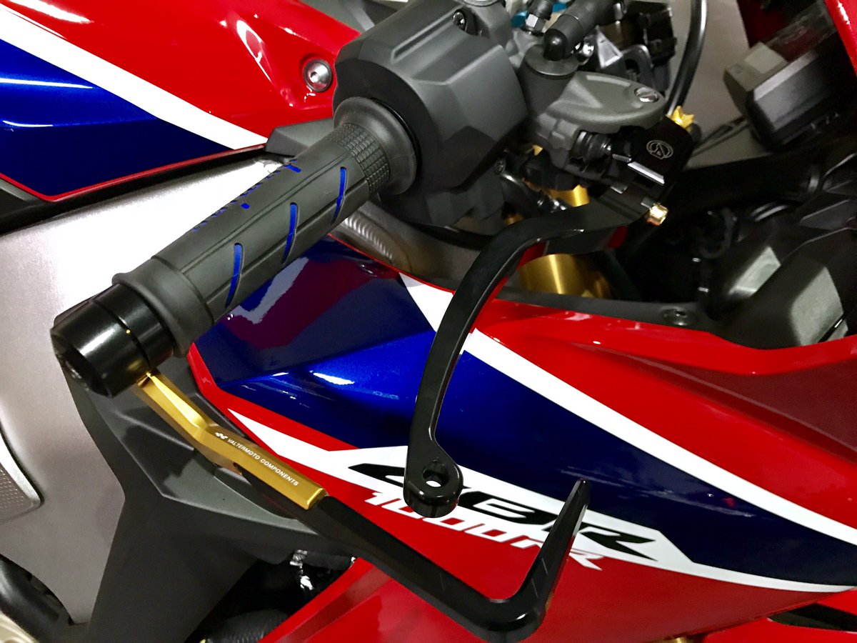 タカ 新型cbr1000rr ハンドル周りのパーツが届いたから取り付けた バルターモトのレバーガード ドミノ グリップ アクティブ ブレーキレバー ゲイルスピード ワイヤークラッチホルダー Posh マスターシリンダーキャップ 操作性が格段に良い