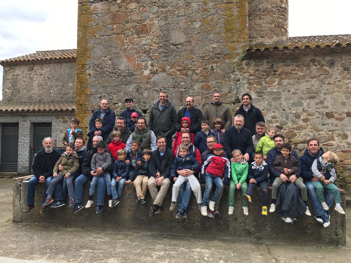 La_Farga's tweet photo. 1rA, 1rB,1rC i 1rD a l'ermita Sant Sadurní #CollSabadell, excursió #pares #fills 1rEPRI #Mogent17 https://t.co/FDH2lSIj5E @enciclopediaCAT https://t.co/vPgiDyHCaf