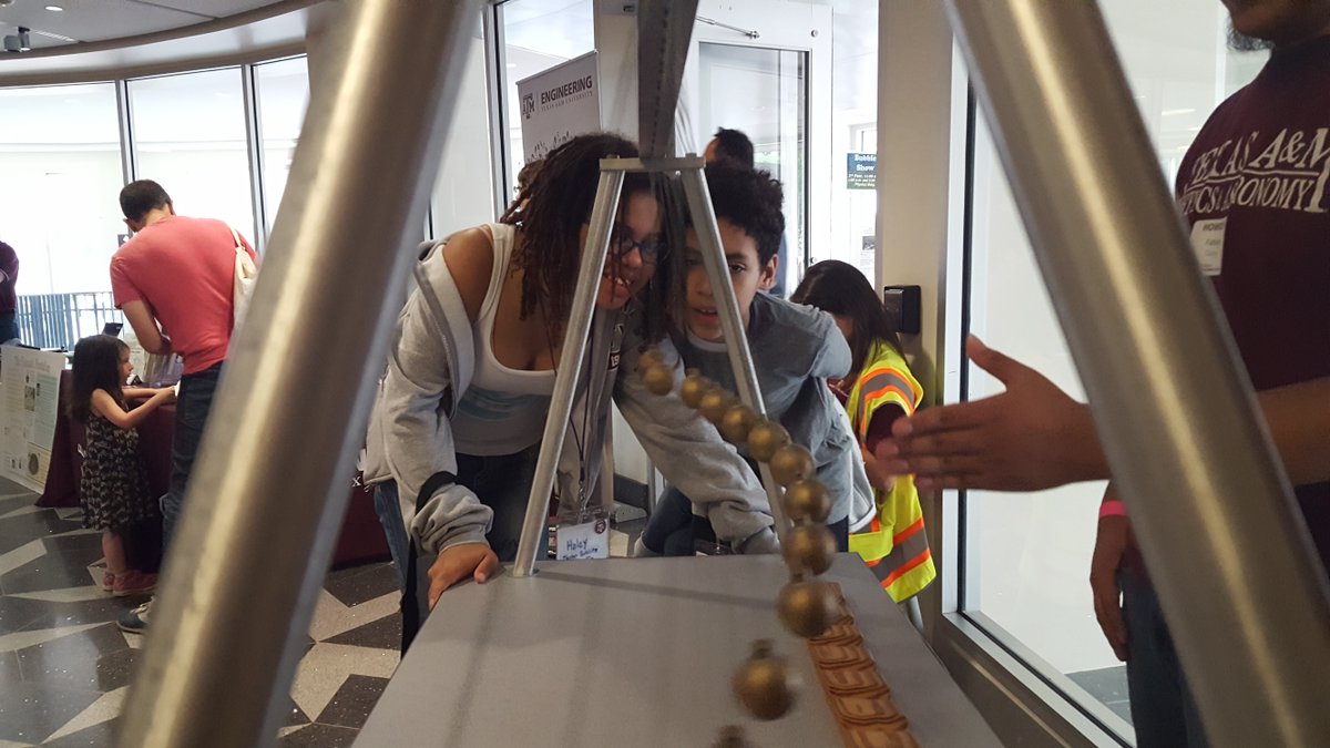 HTaylorSchlitz's tweet photo. #PendulumWaves #PhysicsFestival #TAMU #BlackandSTEM https://t.co/hZr2fmbqhp