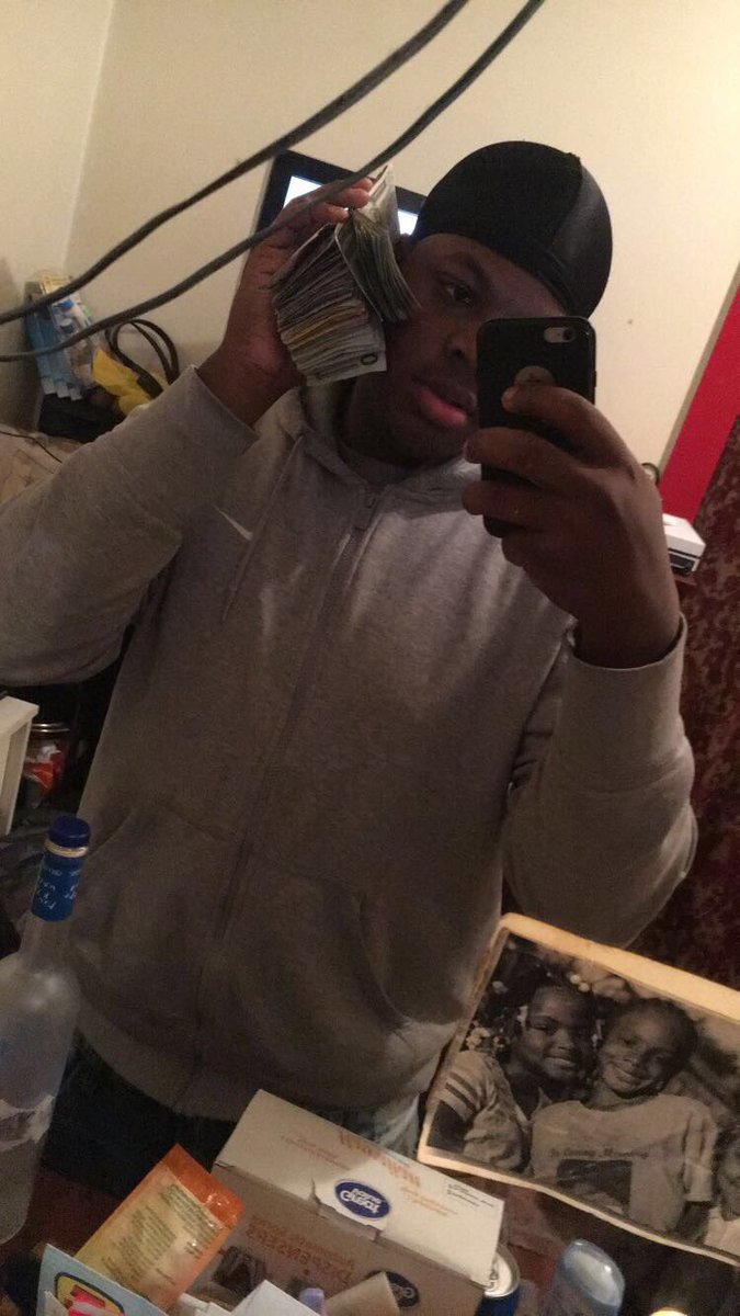 OTL_CMoe's tweet photo. Now I'm out here checking bags mfer 😎💰💳 https://t.co/Jv9mIouPil