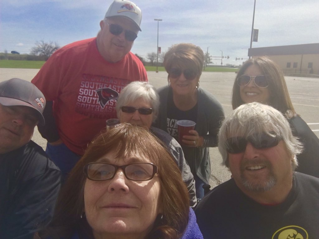 cdink2's tweet image. It's finally above 50 degrees! And the suns out. Tailgating. Go Blackhawks. Whoohoo