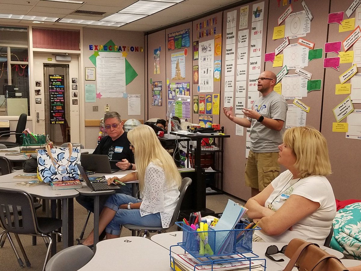 EdTechEddie's tweet image. Build you PLN Twitter style with @Simonometry #edcampPS #tridistrict in the house.