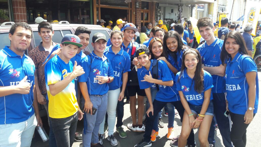 Estudiantes atletas del colegio en el recibimiento de la Antorcha de Olimpiadas Especiales.