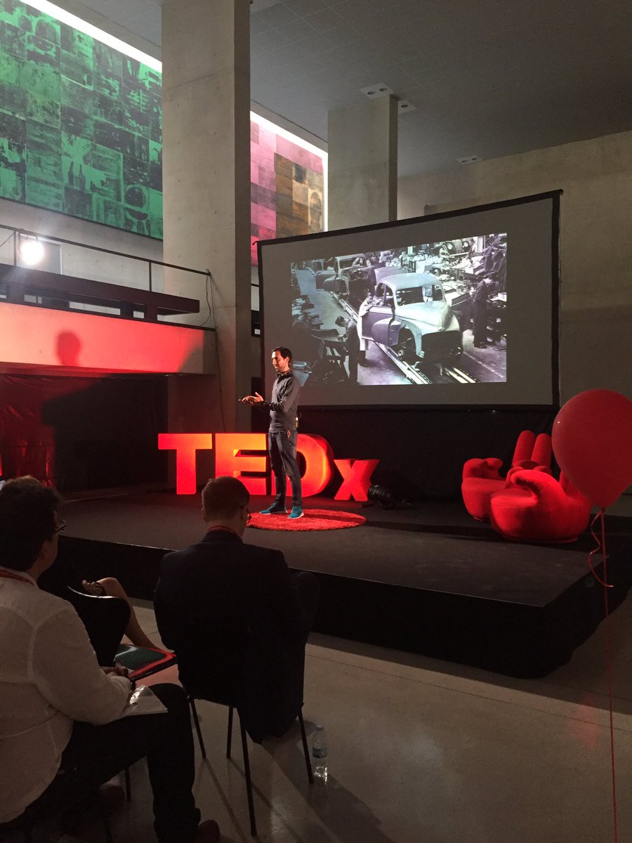 TEDxUnav's tweet photo. "Tenemos que enseñar a la gente cómo trabajar desde casa" @davidblaytapia #teletrabajo @TEDxUnav https://t.co/c9bPtv2B6a
