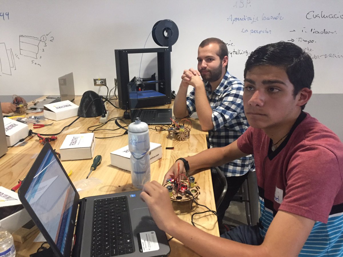 TomasDeCamino's tweet photo. Talleres #ArduinoD17 #ArduinoD17CR @CR4INN @ULeadCR https://t.co/gCKMuC4fvu