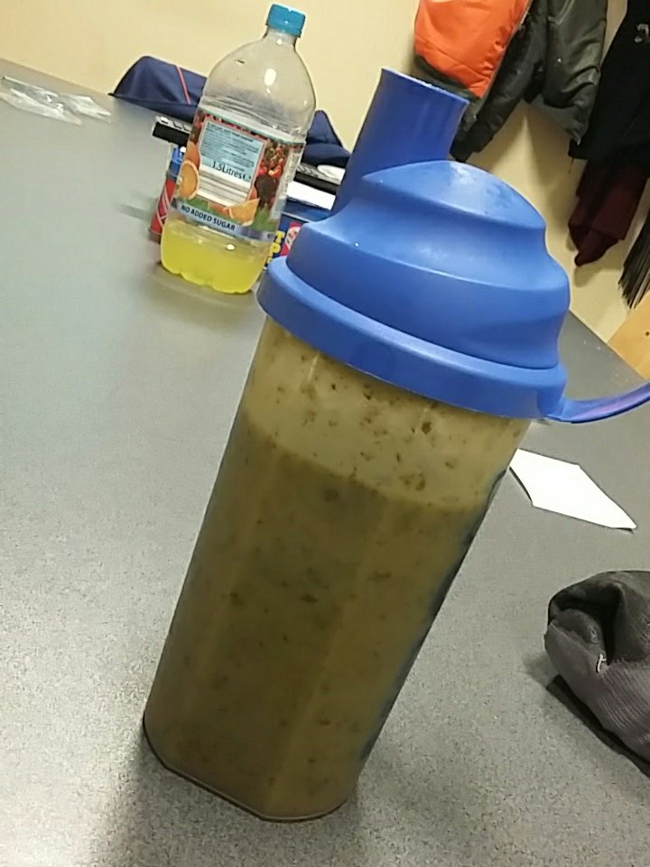 CieronPerkins's tweet photo. Smoothie time ! With all the good stuff #lovleyyy https://t.co/YvK5bzgTjI