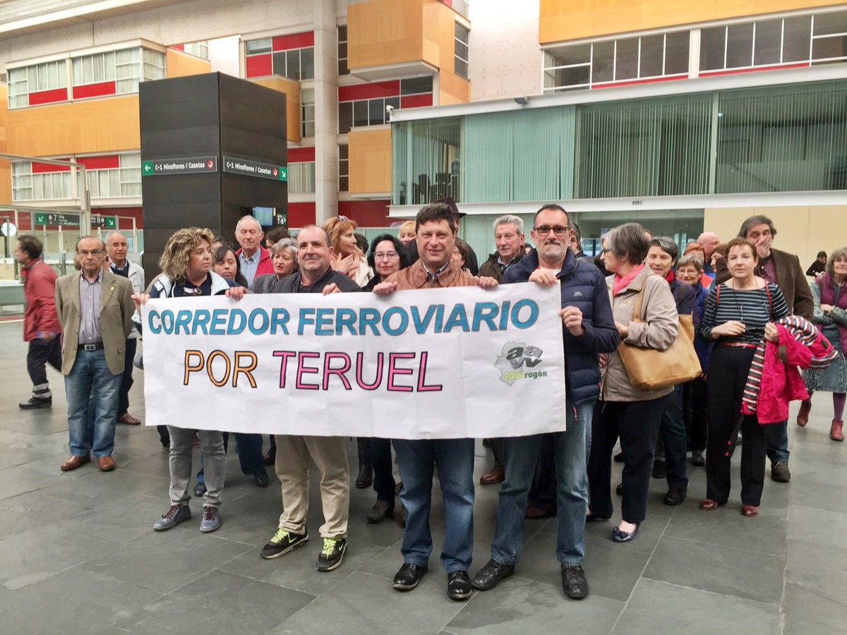 CcAAragon's tweet photo. Compromiso con Aragón en apoyo al corredor ferroviario Cantábrico - Mediterráneo #teruelexiste @aragon_2015  @gobierno_aragon  @aragontv https://t.co/0KFsySejW8