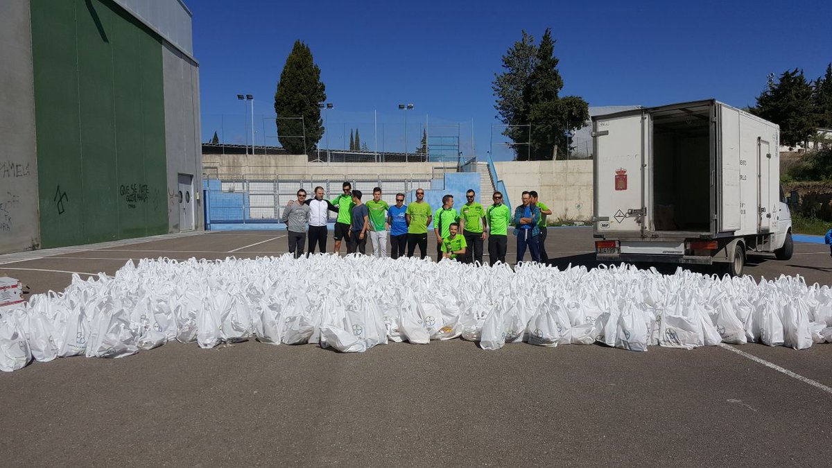villasrunning's tweet photo. Haciendo las bolsas del corredor, que buena pinta tiene esto, vamossss!!! #yocorroporelalzheimer https://t.co/y0QYck3Xp3