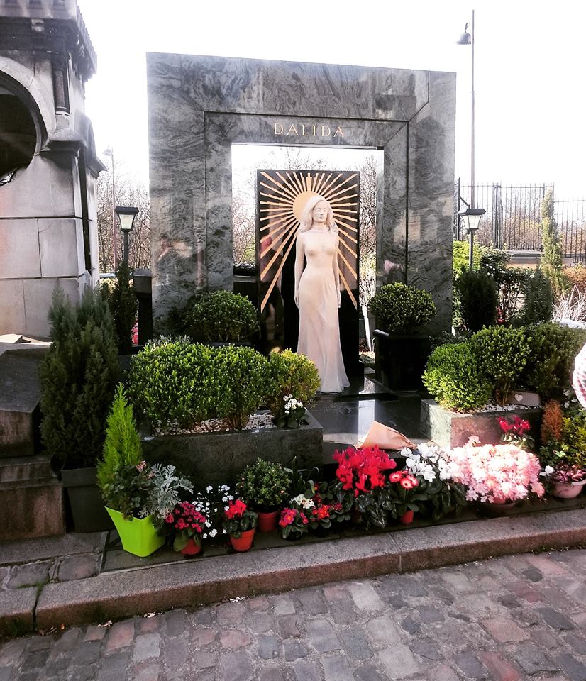 adelazouni's tweet photo. Content de visiter la tombe de mon idole Dalida , la légende la chanson ❤️

#Dalida #Montmartre #Paris #France #Tunisian #Travel #Music https://t.co/qWKg8kTnp6